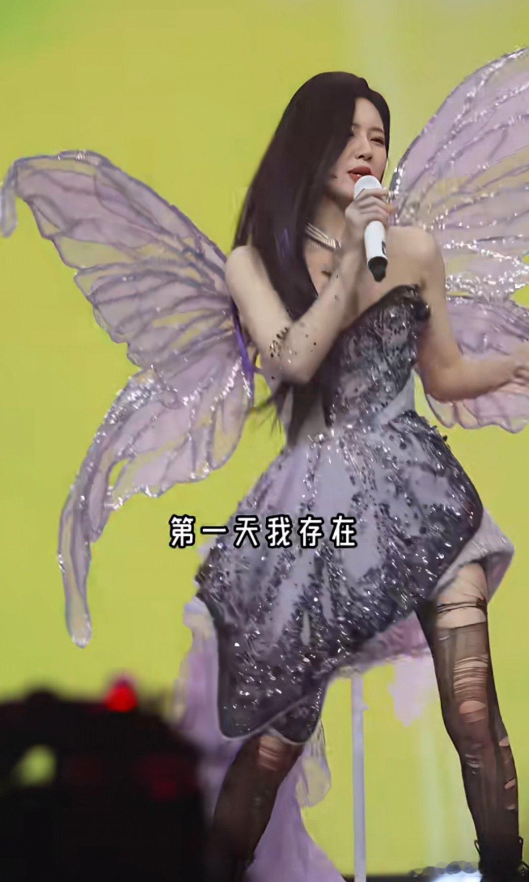 为什么把丝袜弄坏🥩的这个妆造真的不理解 