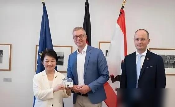 卢秀燕在德国发表不当言论。

真的是把“挂羊头卖狗肉”玩得明明白白，对外宣传是去