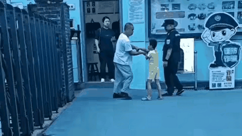 👶🏻：爷爷，我不想去幼儿园！
👴🏻：你不去幼儿园去哪里？
👶🏻：我想