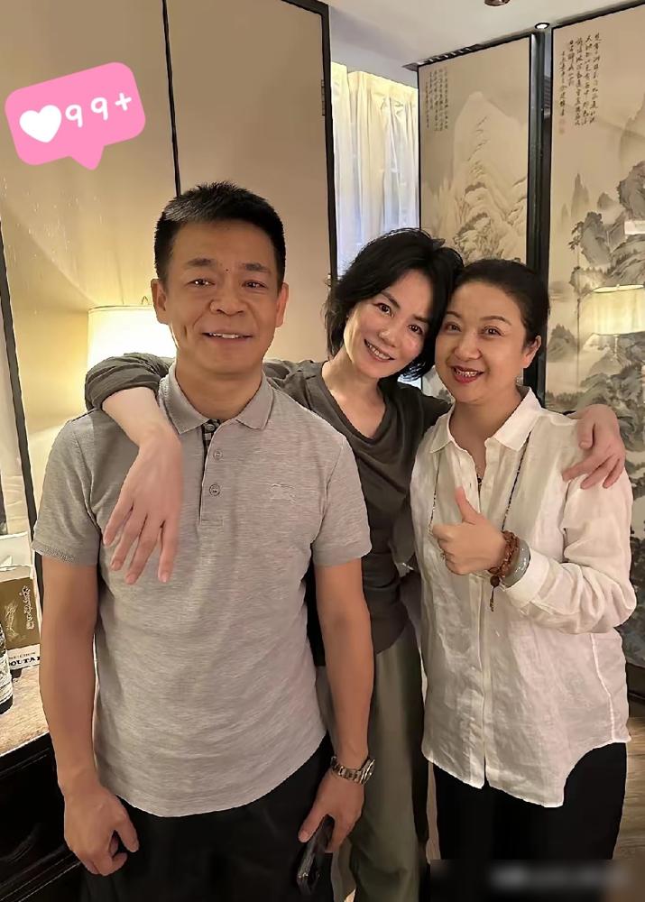 57岁的王菲，身上这件短袖穿了五六年。
西安包厢里，她素颜，大方搂着孙浩的肩膀