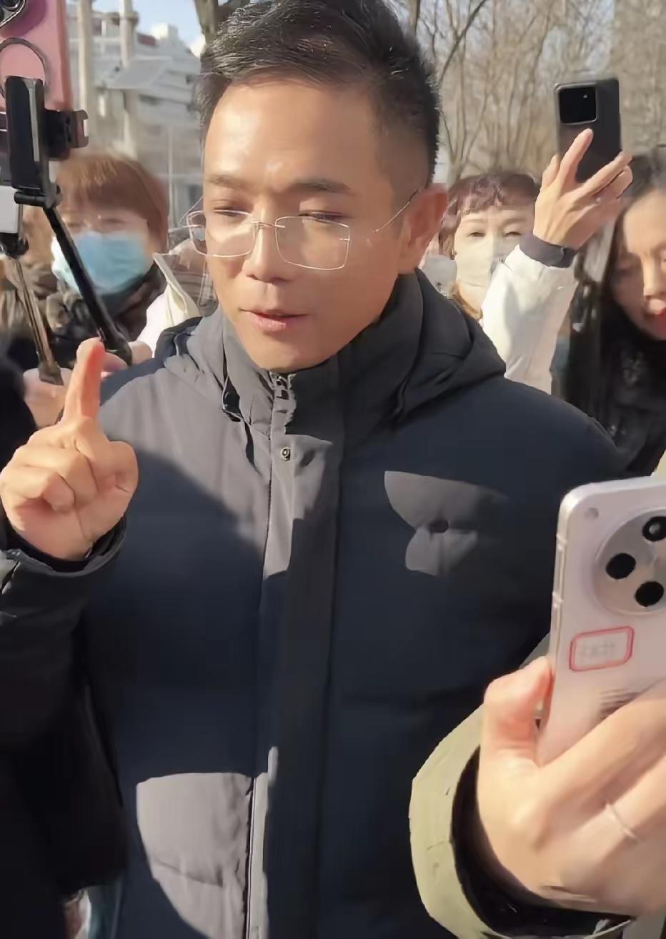 现在完犊子了，四个人再也不狂了。进去吃白米饭吧！

其是王某晶，戴着“银镯子”还