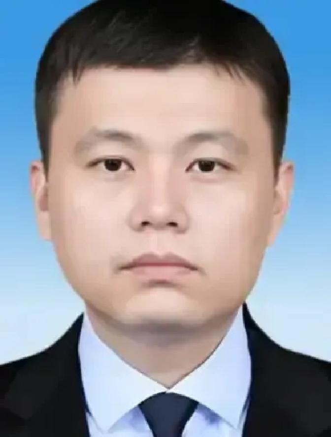 2006年，广东顺德海关的一名普通公务员晚上回到家，悄悄对妻子说：“老婆，我的银
