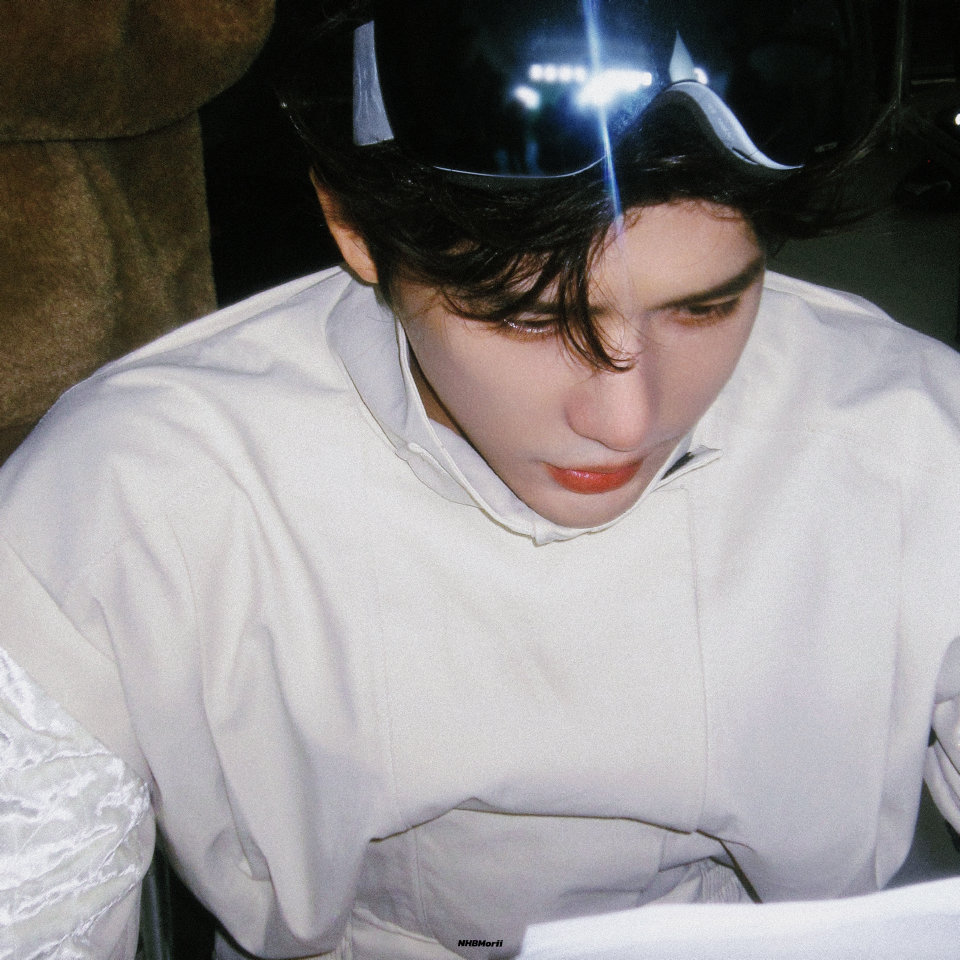 谁三言两语撩拨了情意，谁一颦一笑摇曳了星云 