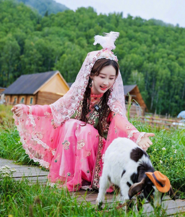 舒畅新疆民族风旅拍穿搭介绍，这套是舒畅在新疆喀纳斯湖畔拍摄的哈萨克族风格改良旅拍