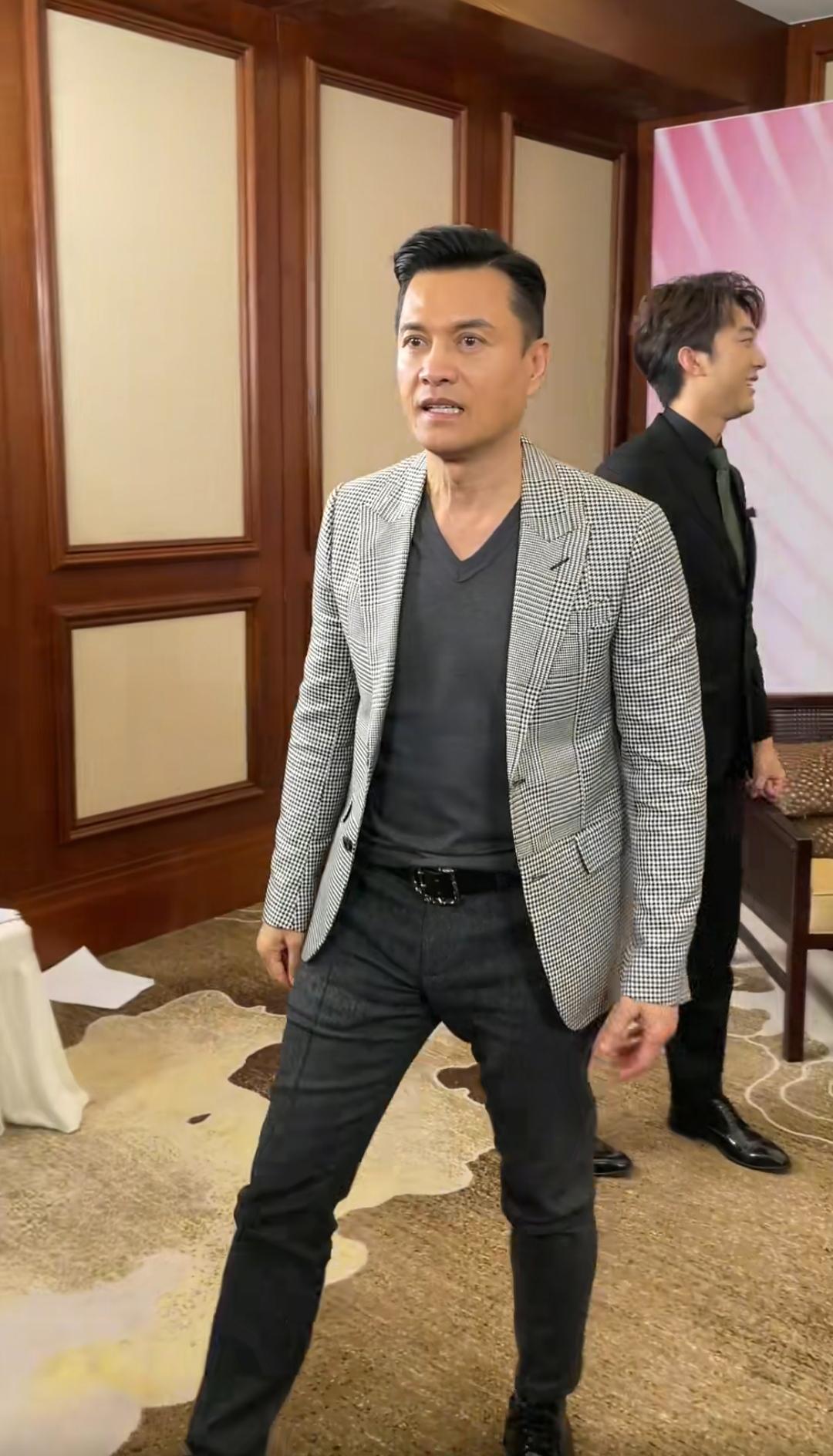 吕良伟说，
我赚的钱，
我会给我的兄弟姐妹花，
而且一给就是十几年。

吕良伟的