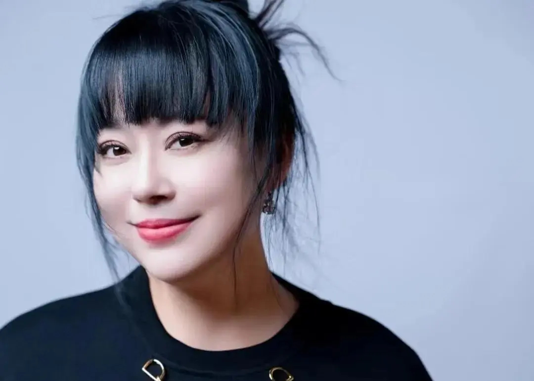 李菁菁暴瘦引争议！瘦身成功后拍时尚大片，却被网友质疑吸脂了 