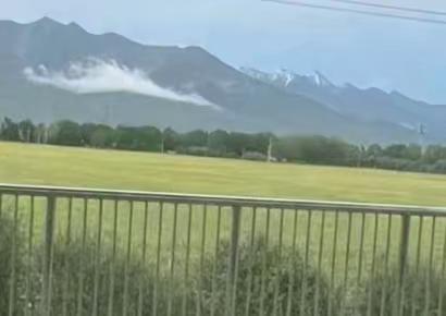 门源县的雪山大草原。青海也是高原，可是西宁附近的高原不太高游客没有高原反应。大部