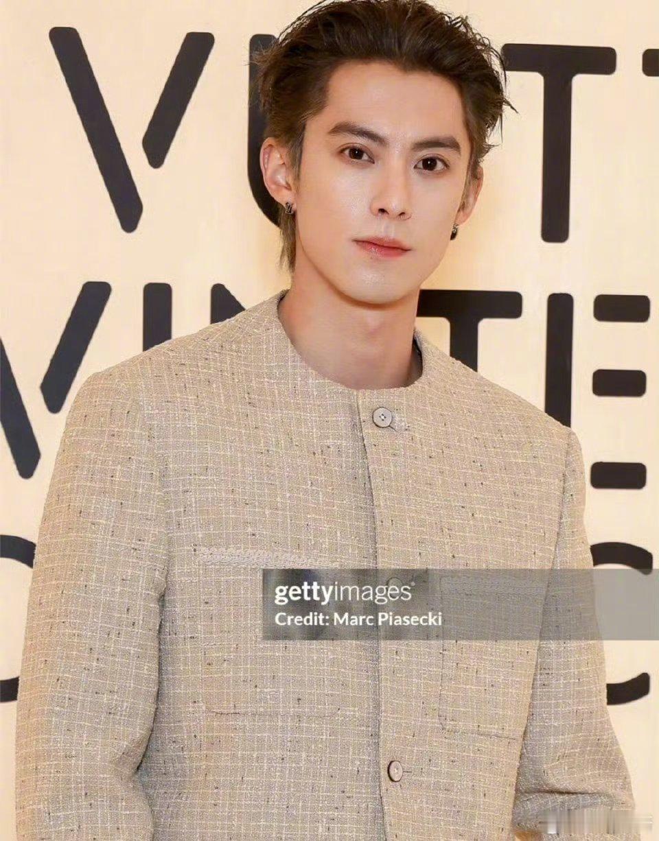 王鹤棣巴黎大秀G社生图王鹤棣大秀生图状态 王鹤棣状态超级扛打王鹤棣！！！ 