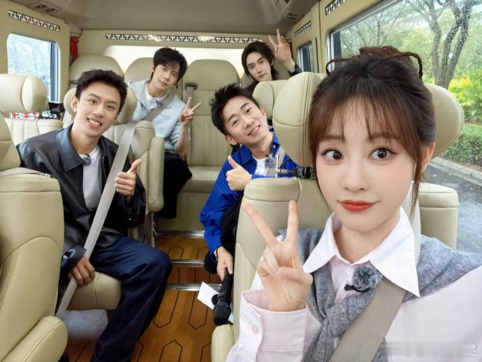 祝绪丹18图收官晚高疯周五晚高疯 感谢祝绪丹在节目里的全程陪伴，每一次亮相都带来