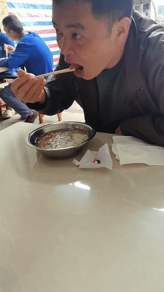 一名男子竟然一边吃米粉一边吃药？
不知道的还以为他在吃小咸菜呢？
还是第一次见有