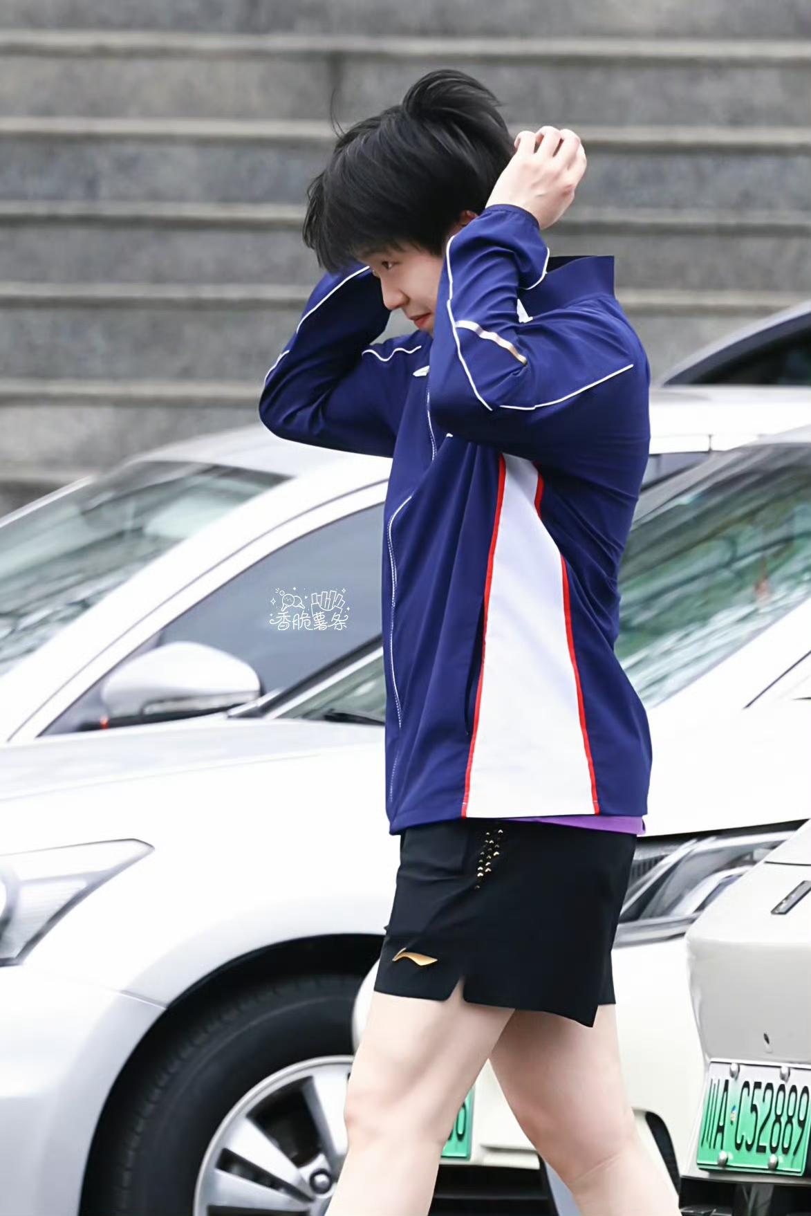 被王楚钦的“回头杀”戳中！随性穿搭+温柔眼神，这才是顶级氛围感！

没有刻意摆拍