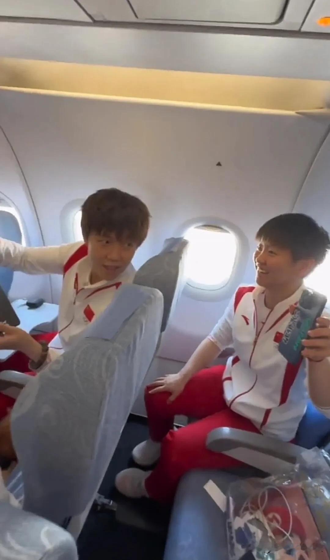 莎莎拍了一下大头的椅子，大头立马转过来说我这比你猛[偷笑]

现在好朋友好搭档已