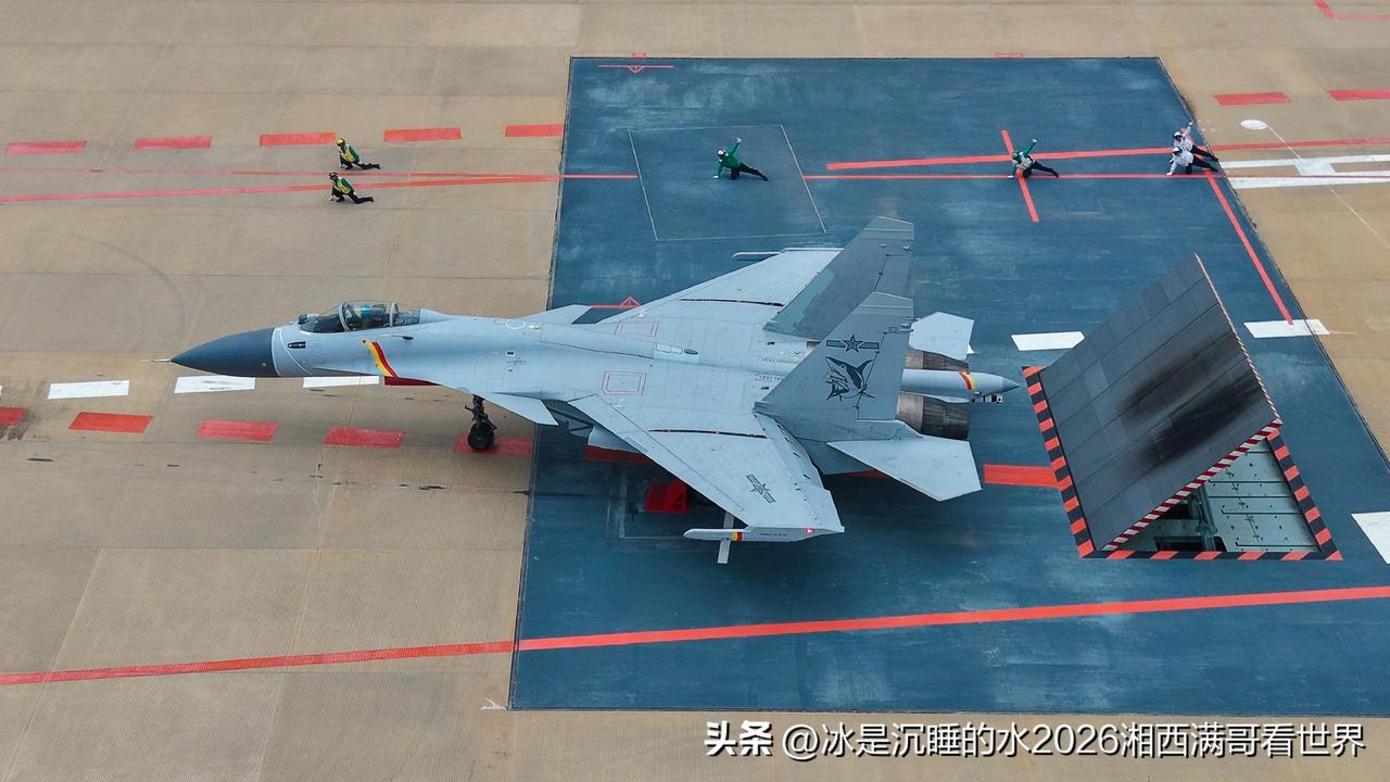 转发分享一张官网公布的海军歼-15“飞鲨”舰载战斗机在陆地训练基地进行起降训练的