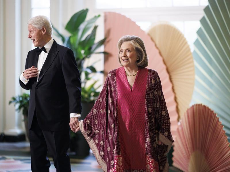 希拉里痛批特朗普斥巨资改造白宫这事真挺有意思。特朗普宣布着手建全新宴会厅，还全面