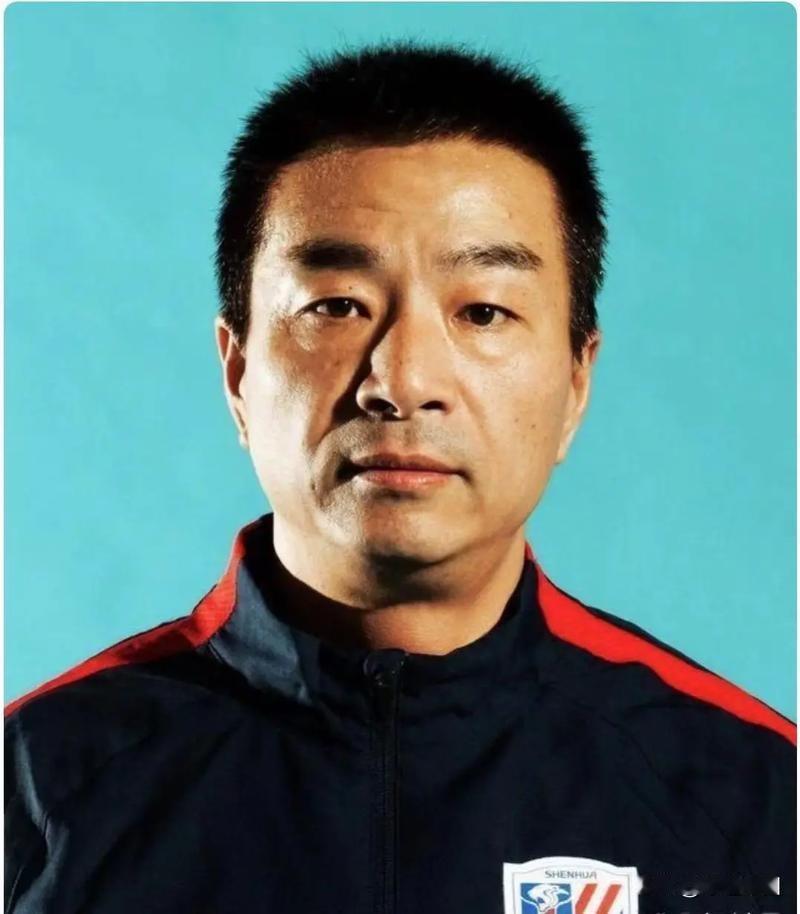 姚俊的足球之路始于一次偶然。在静安区第一小学读书时，他出色的身体素质被田径老师看