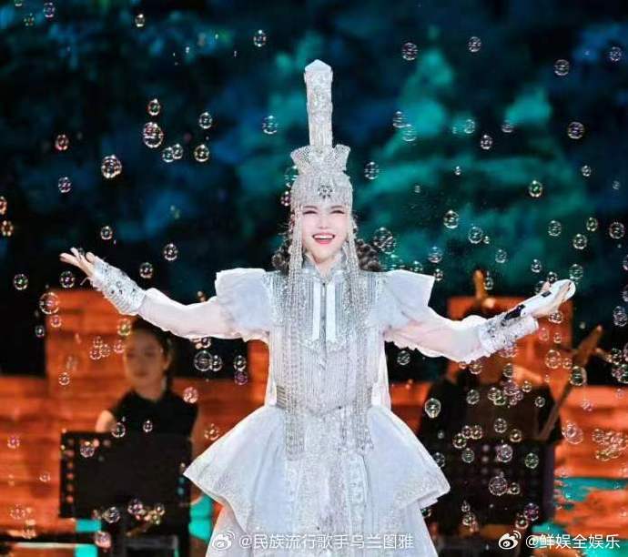 乌兰图雅人气她的风格在浪姐里独一份，人气冲到第五也证明了大家的眼光，坐等初舞台带