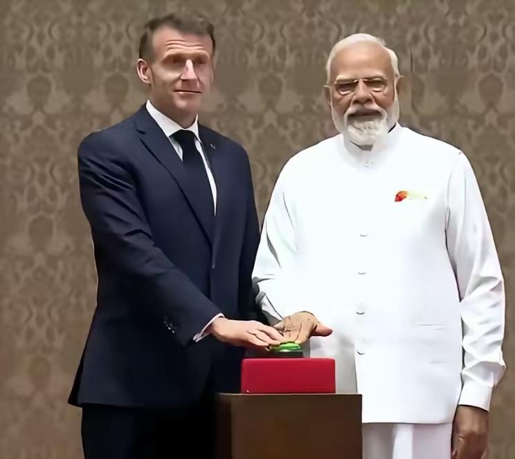 当今世界两个最著名的变色龙和墙头草惺惺相惜、一拍即合！