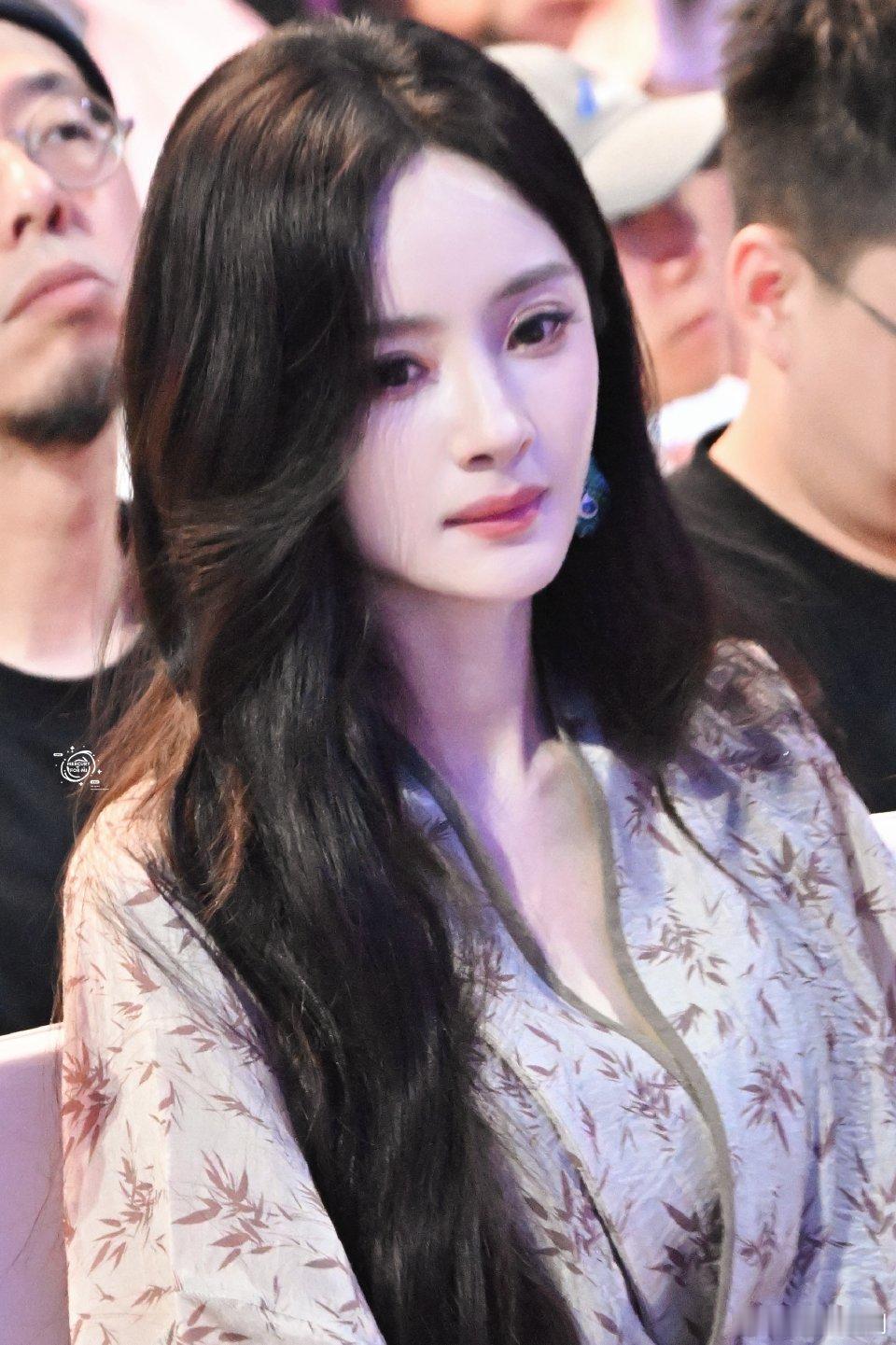 杨幂 上合国际电影节现场图来了，好美啊杨幂白裙红伞 ​​​