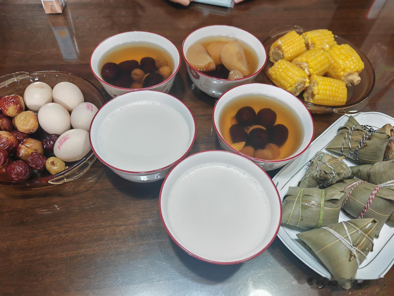 早餐吃什么？
今天早饭是五口人的份量，
红枣桂圆百合汤是提前预约好的，
混合粽子