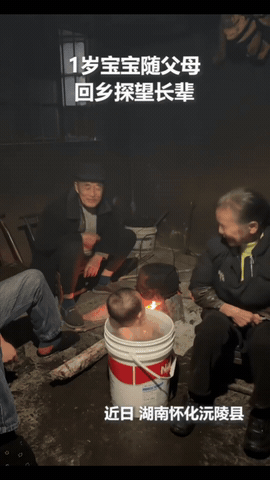 “1岁宝宝上人民日报了！”近日，湖南怀化，一个1岁的萌娃跟着爸妈跨越3百公里回到