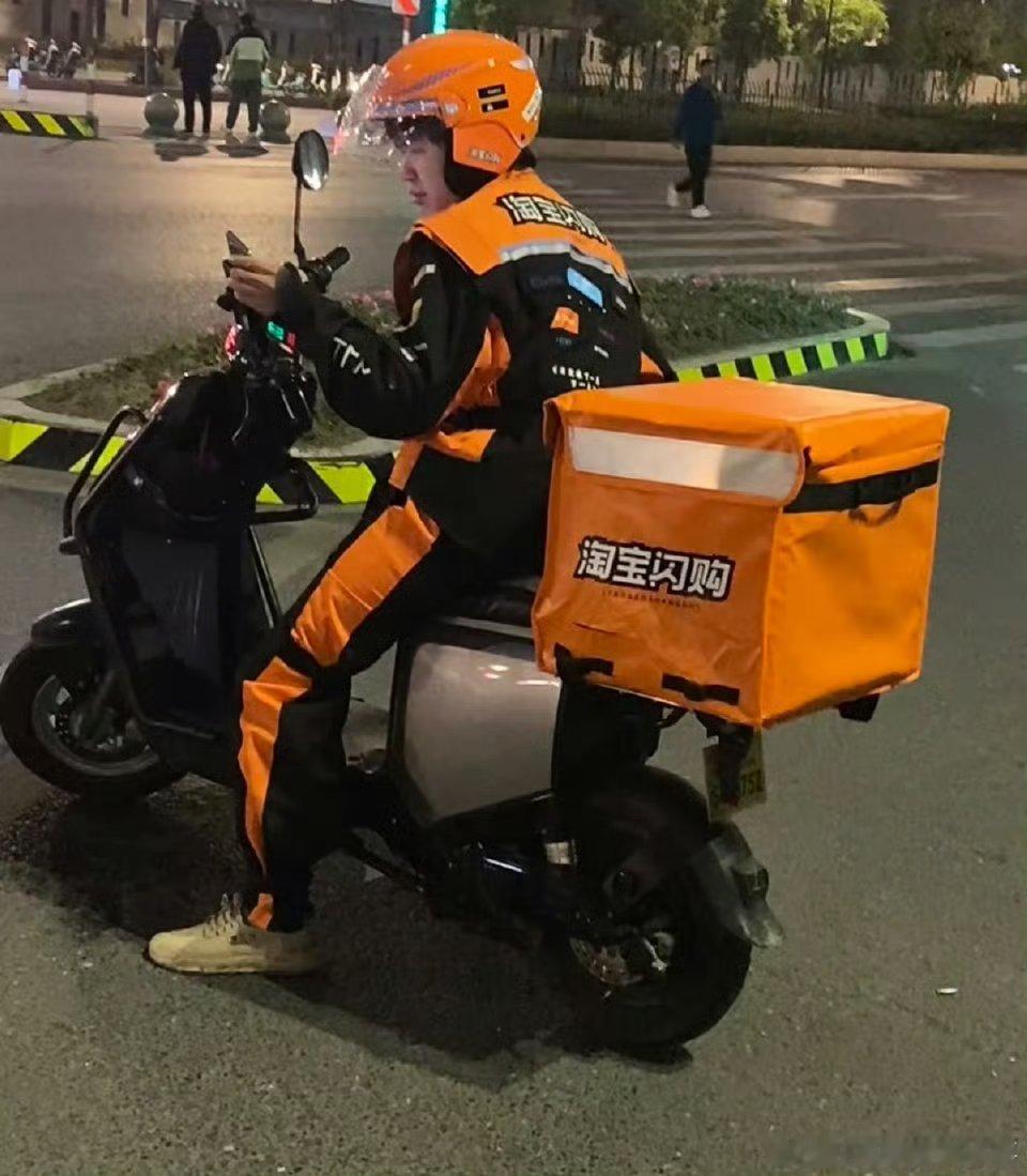 饿了么骑手已更换橙黑新工服 据说是参照迈凯伦车队设计的，确实比之前蓝色好看，就是