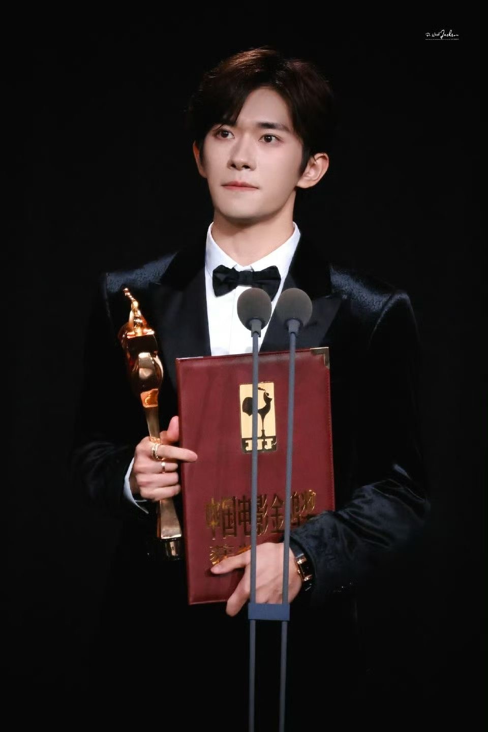 “我很荣幸能够接触到演员这个行业，未来道阻且长，我希望能够通过我自己的努力和作品