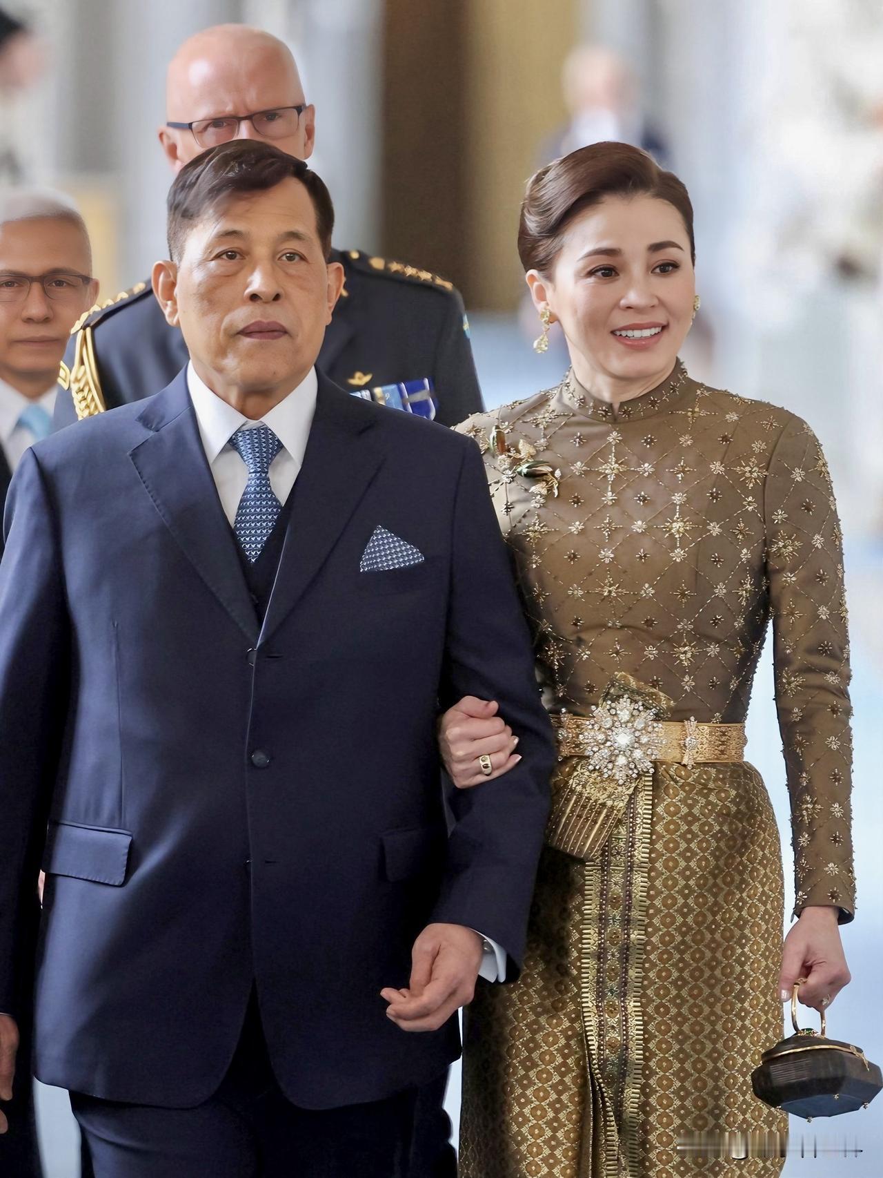 瑞典国王80岁寿宴，泰国王后苏提达也太出彩了吧

一身泰王室经典都喜泰式礼服，深