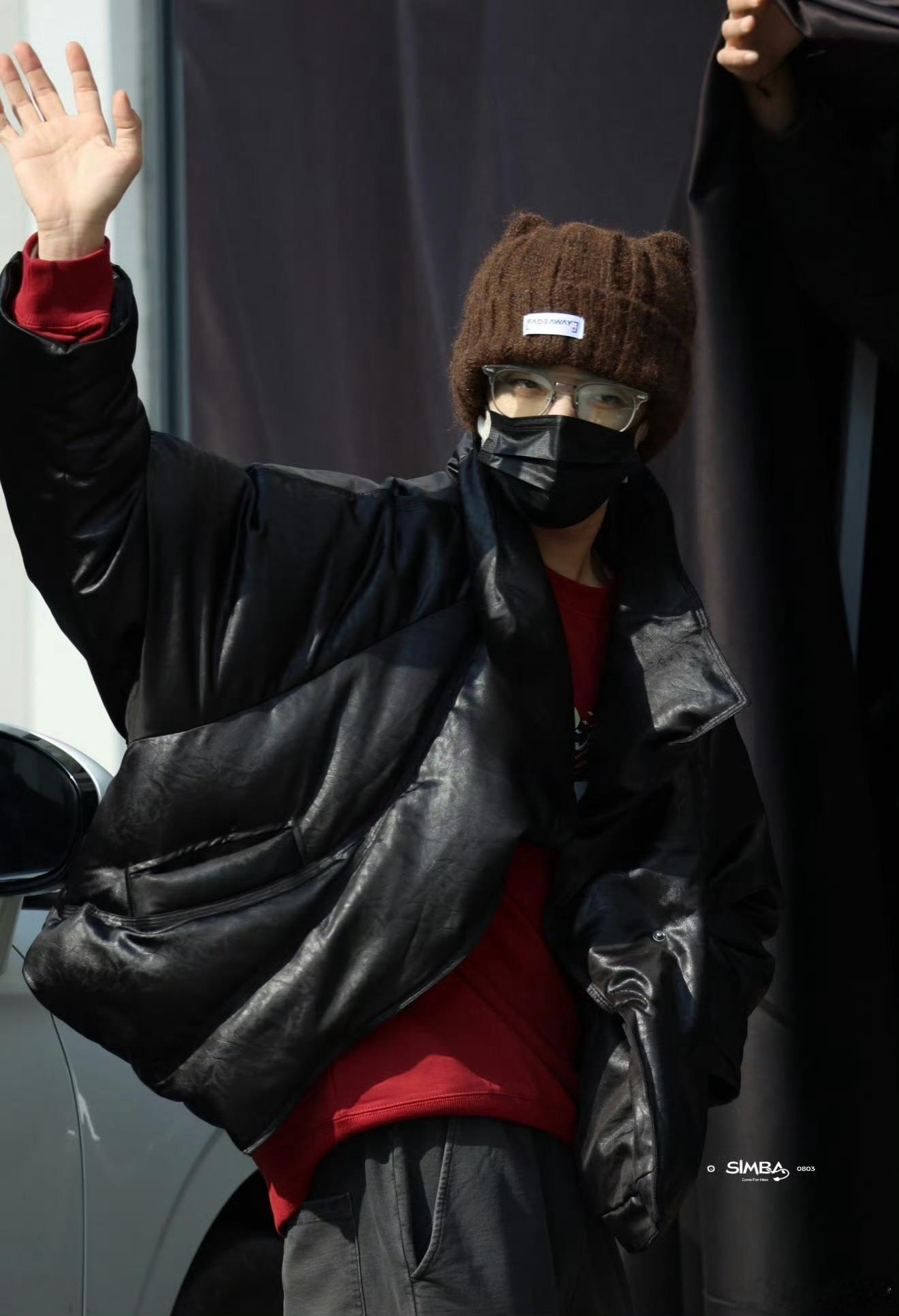 侯明昊又双叒叕戴猫耳帽了侯明昊在《碧血蝉》剧组是把猫耳帽当工作标配了？从灰色到白