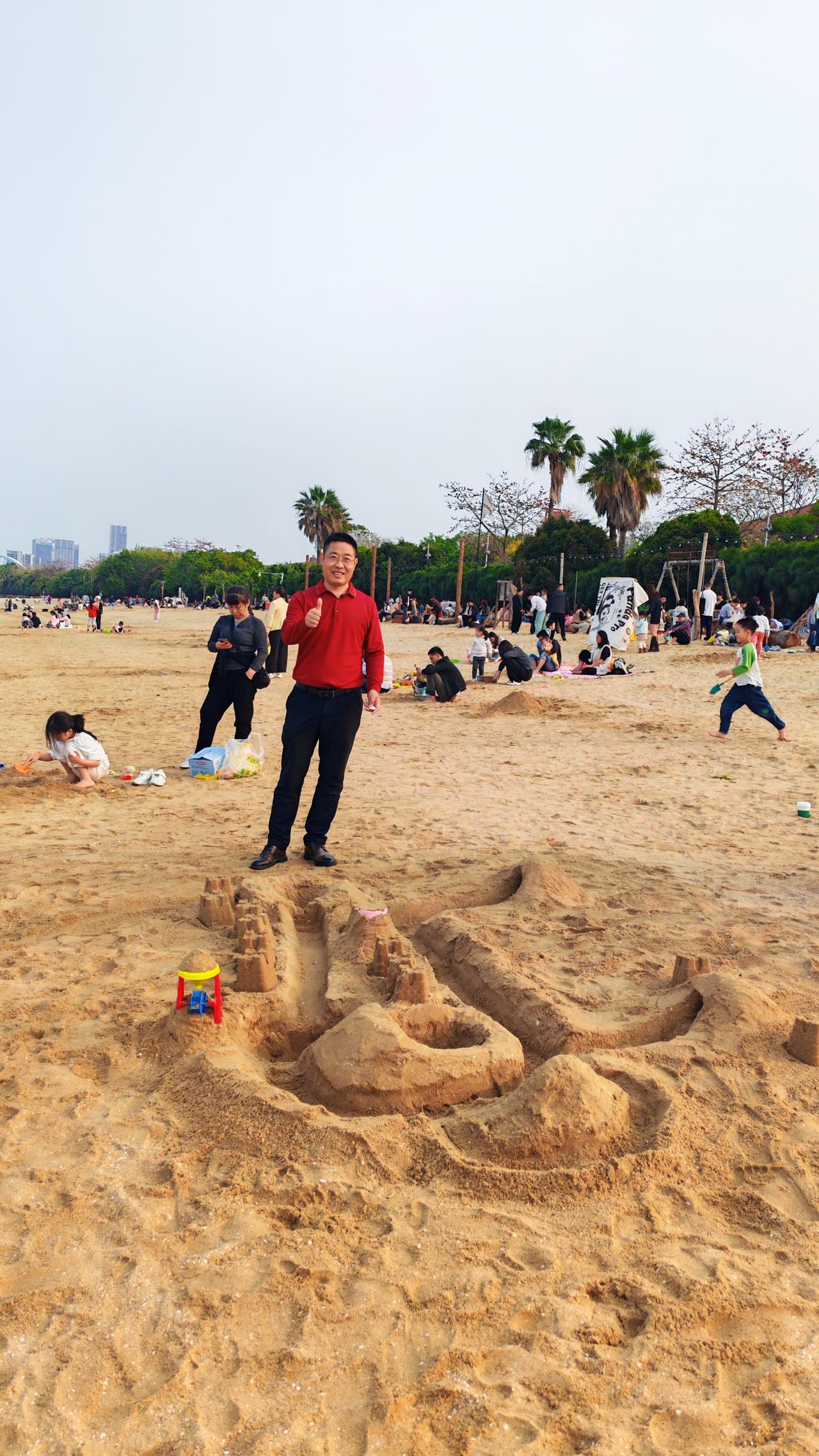 快乐每一天。沙滩上有人在玩沙子，挺开心的。