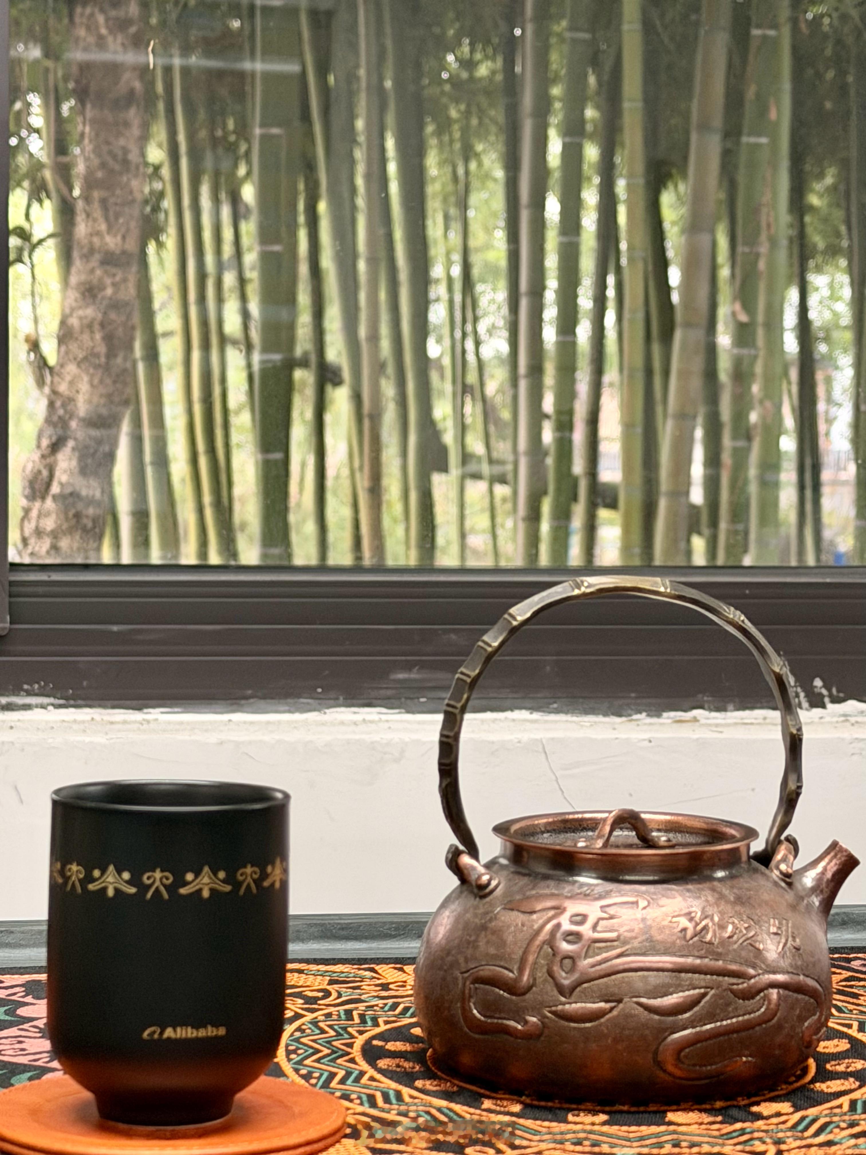 本命年的一点点迷信，丽江买了把手工打的紫铜茶壶；和阿里巴巴的中秋礼盒茶具，放在一
