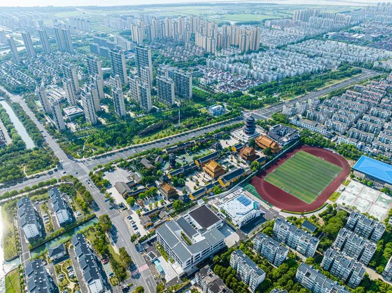 江苏省的全国百强区可不少呢。像苏州的吴江区，它是丝绸之乡，纺织业相当发达，经济实