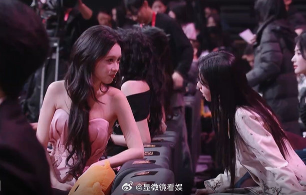 孟子义周也到底在聊什么 好奇心拉满！孟子义周也头挨着头聊不停，十分钟了还在说，到