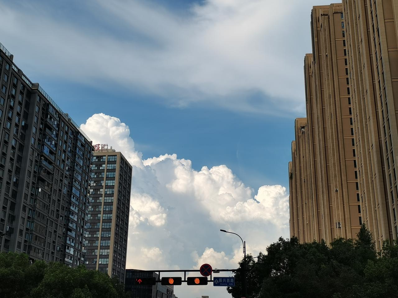 意识到下班骑上电瓶车，
时不时就会唱起歌。
感觉迎面扑来的不止是清新的空气
还有