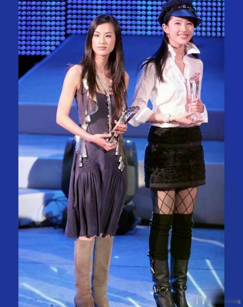 #刘亦菲黄圣依早期合照##刘亦菲黄圣依合照# 无论是刘亦菲还是黄圣依，都是公认的