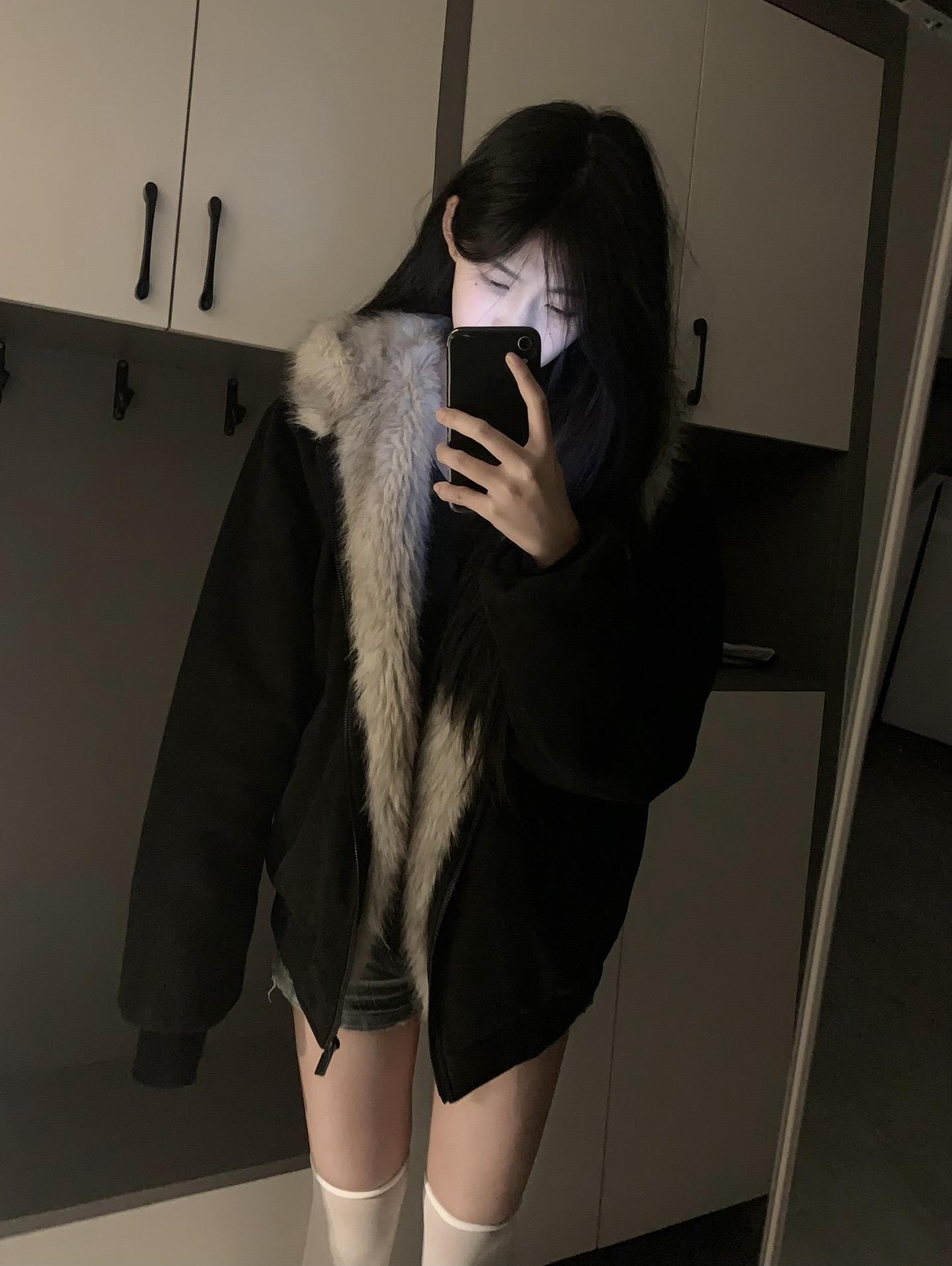 我爱的人身上有淡淡的烟味 但相拥时我闻到他是 香香的