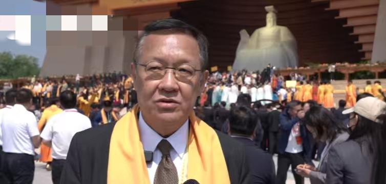 台湾知名时政评论员介文汲，今天在河南新郑参加了黄帝故里拜祖大典，他是第一次参加这