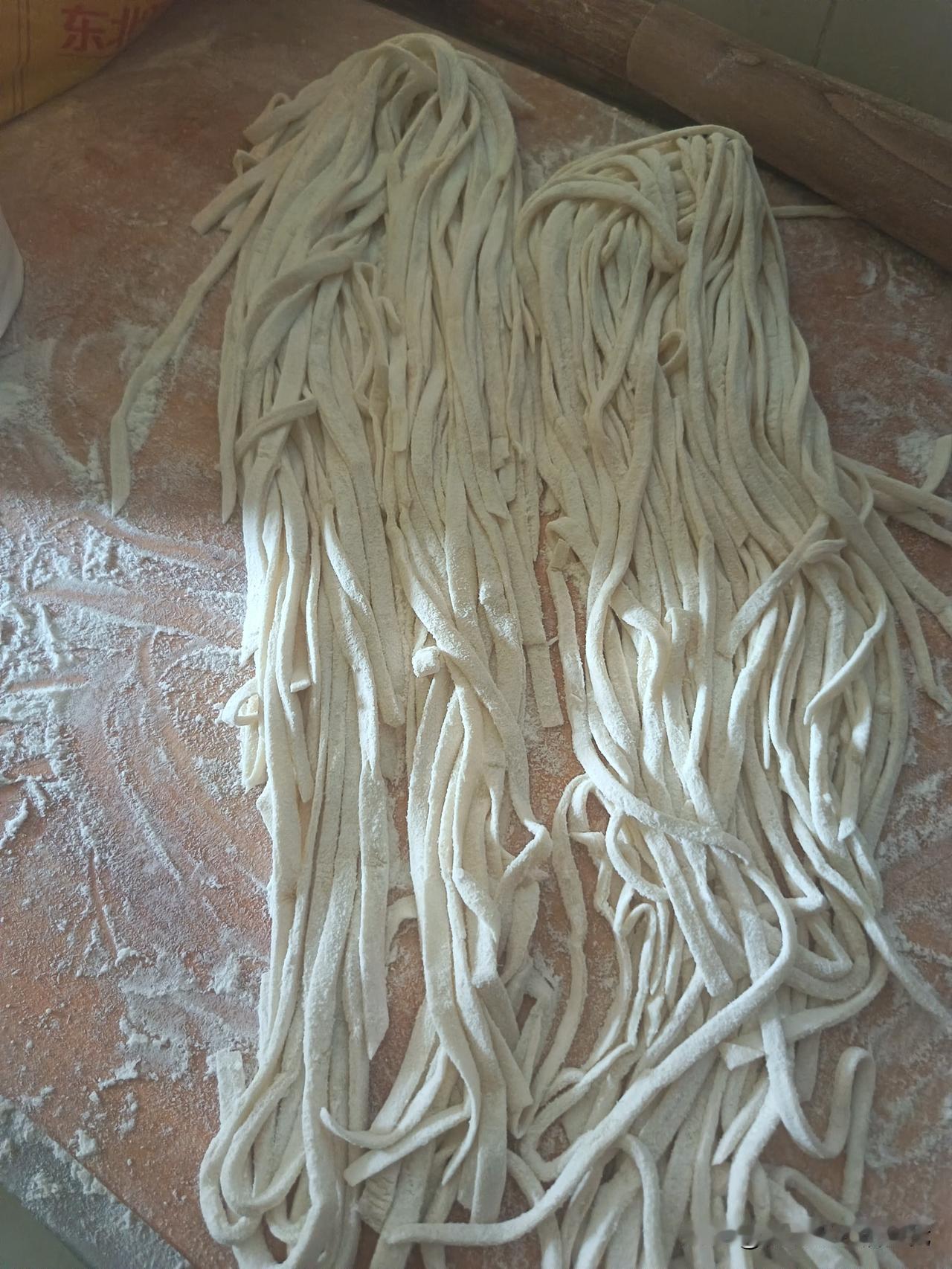 看看我自己擀的面条怎么样？[呲牙][呲牙][呲牙]

作为北方人，夏天一到都特别