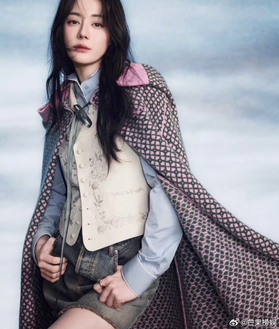 迪丽热巴十步之内必有小狗啊啊啊啊必须求一个同宽寒度了凭什么只有陈飞宇能跟着迪丽热