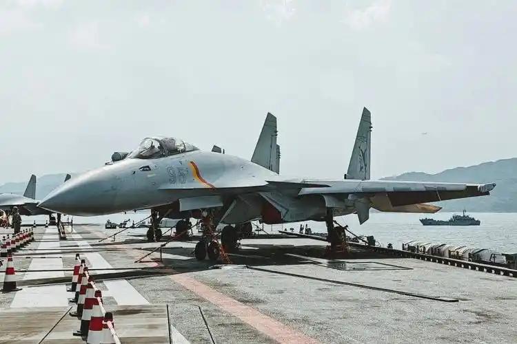 歼15“飞鲨”舰载机，同样具备空中加受油的能力。不过，不是由陆基的空中加油机也实