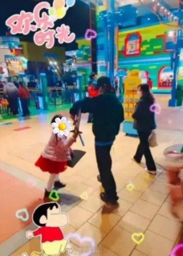 网友偶遇张若昀唐艺昕在乐高乐园陪孩子玩耍，工作之余也用心陪伴家人，真的太温馨啦～