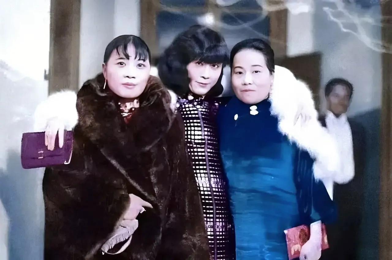 这是一张拍摄于1930年的照片，宋美龄和宋霭龄都只能当陪衬，她才是主角。

这个