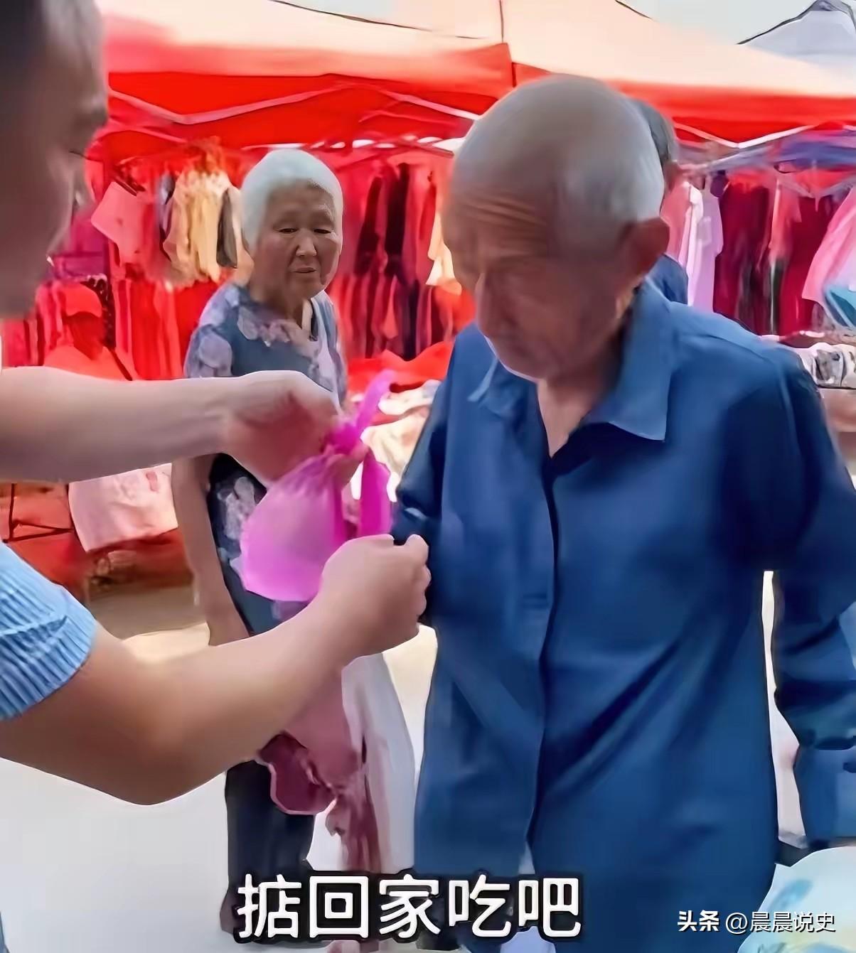 5块钱买马甲被拒，河南小伙暖心出手，七旬孤寡老人当场哽咽！这份善意太戳心
 
泪