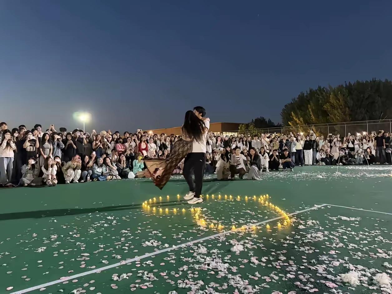 河北美院女生求婚男生的视频，大家都刷到过吧！很多网友纷纷送上祝福，表示被甜到了～