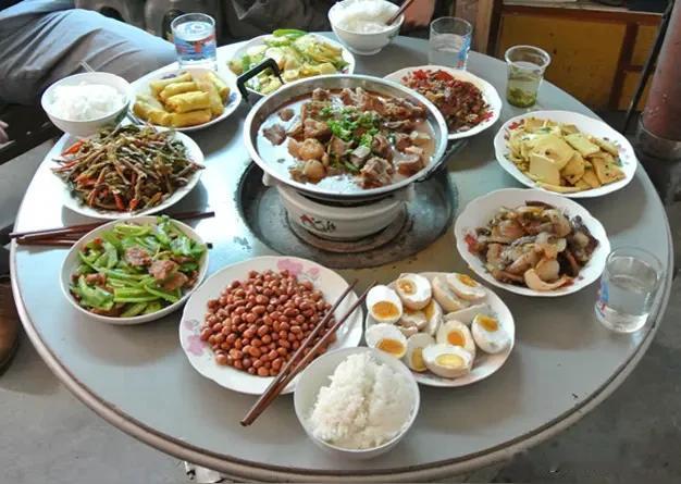 我认为中餐

我喜欢吃中餐，对西餐不感兴趣。

我吃过正宗的法式大餐。2007年