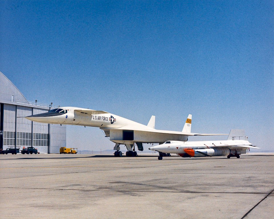 X-15A与XB-70同框，体积差异巨大 ​​​