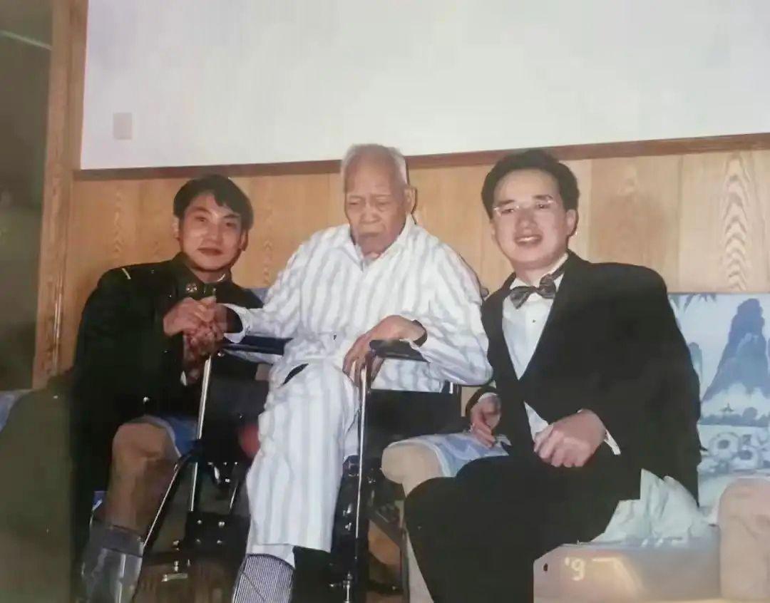 晚年的张宗逊上将，摄于1997年。老将军已89岁高龄，他身穿病号服坐在轮椅上，尽