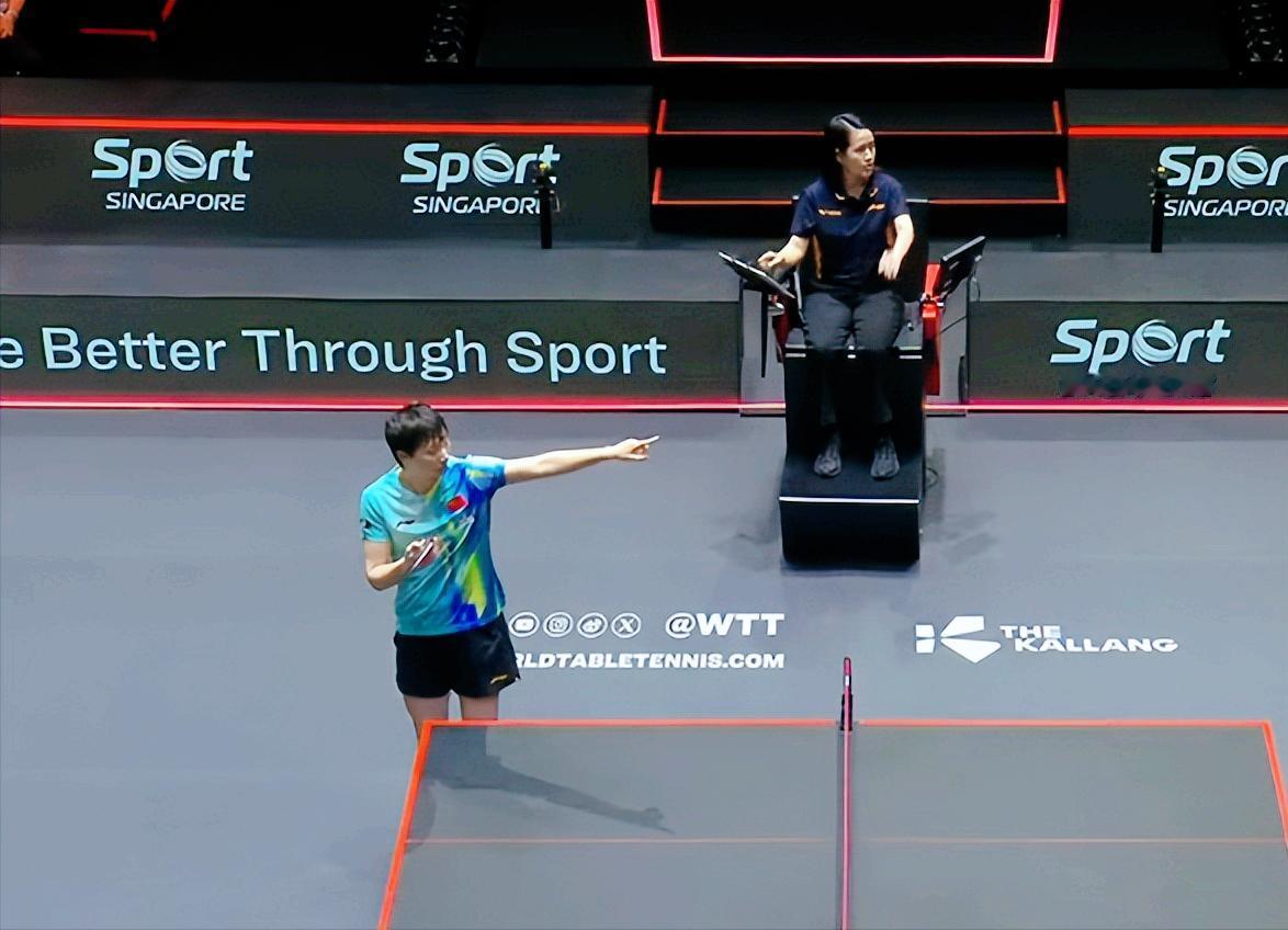 突发！开局就有人拿闪光灯照鳗鱼，
鳗鱼手指看台，
这次新加坡管理很严格，
如果再