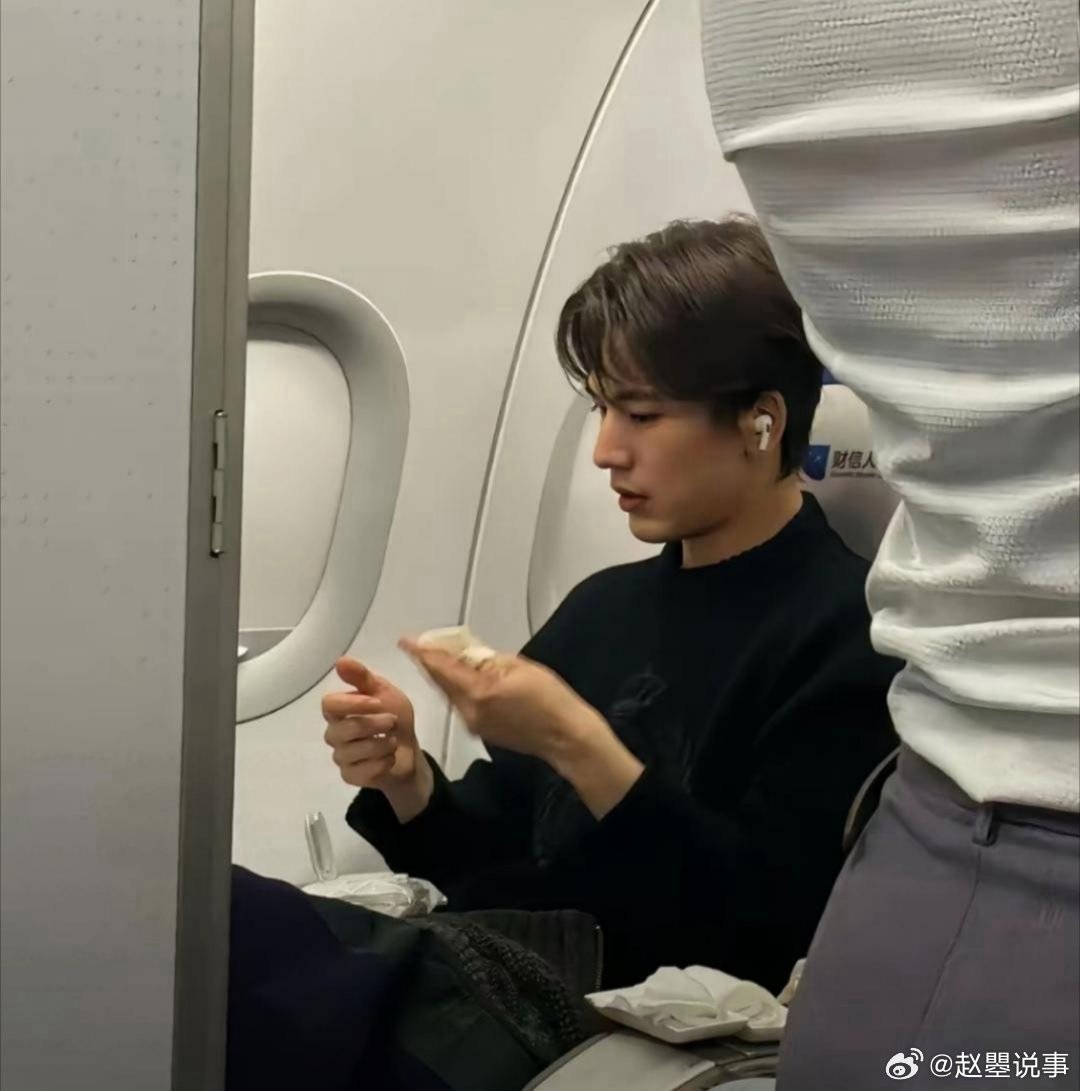 网友在飞机上偶遇张凌赫本人。真人比镜头里还要清瘦挺拔，气质干净又安静，不吵不闹，