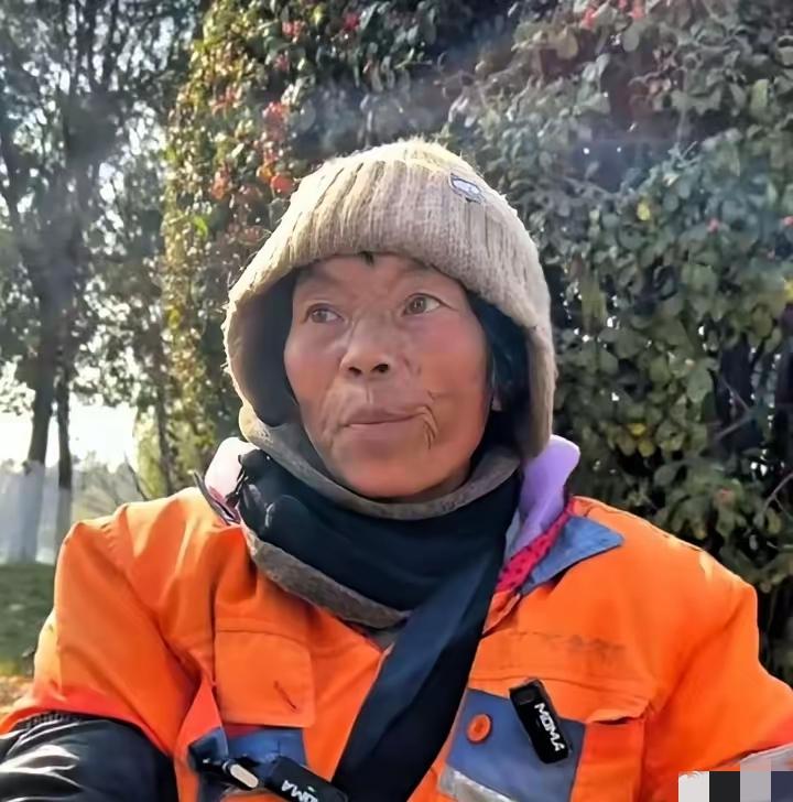 59岁环卫工大妈的日子，看得人心里发酸！起早贪黑忙活一个月，就挣2300块，转头