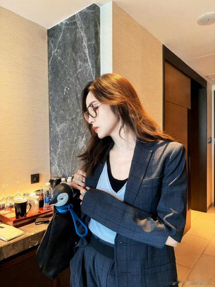 爱上侯佩岑像呼吸一样简单乘风2025浪姐舞台上的侯佩岑简直闪闪发光，看完节目，爱